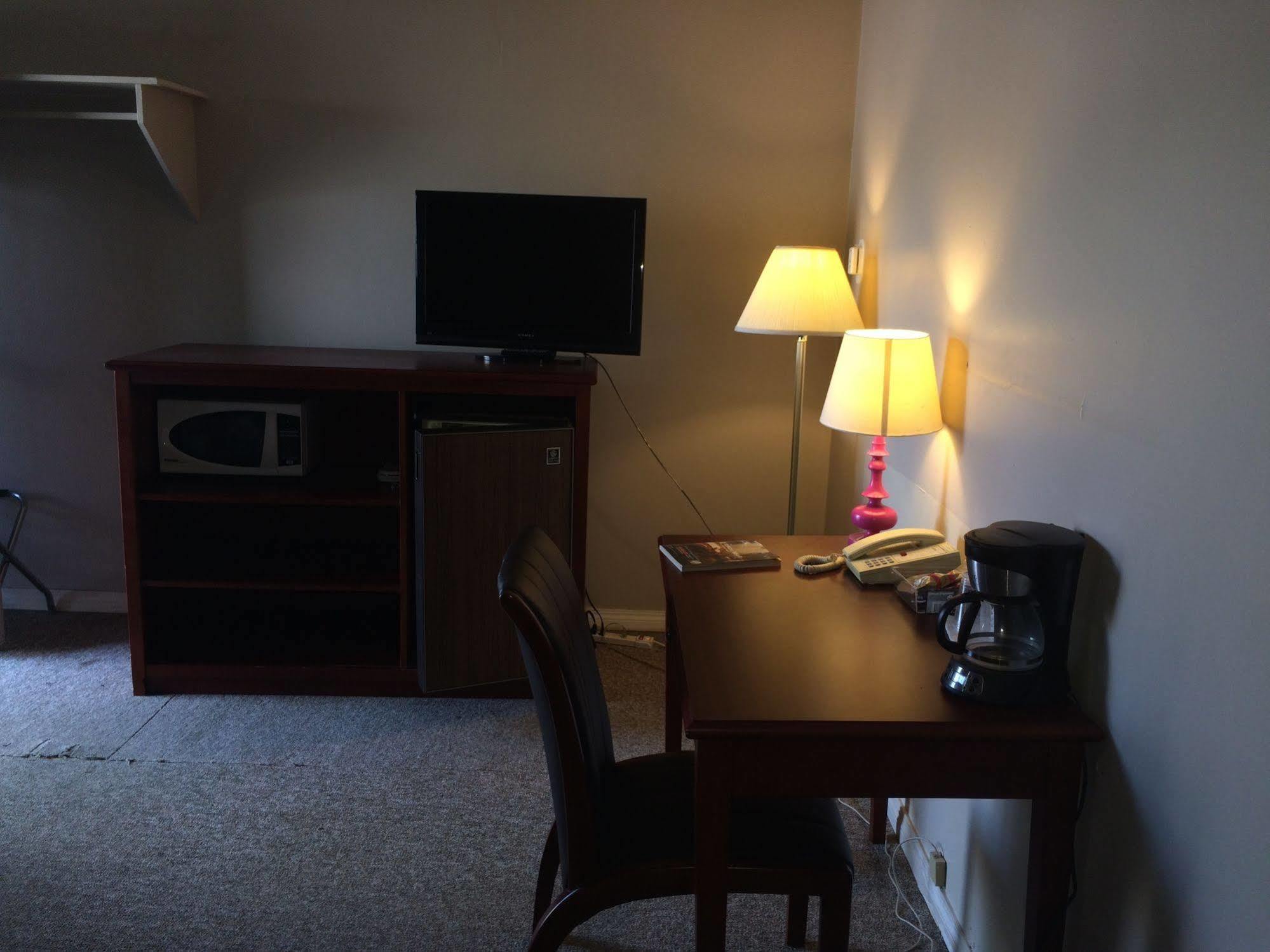 Esterhazy Motor Hotel Экстерьер фото
